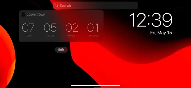 Countdown widget on lock screen preview displaying 07:05:02:01 timer with Edit button and live clock showing 12:39 Fri, May 15